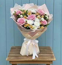 Букет цветов из:  Гвоздики, Орхидеи и Розы #REPLACE_PRED# Савостино