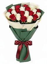 Букет Микс из красных и белых роз в Савостино