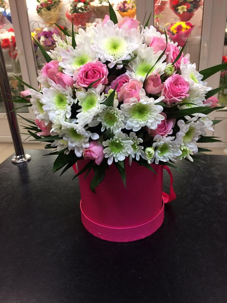 Цветочная композиция из Розы и Хризантемы в шляпной коробке в Савостино