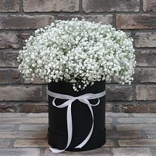 Цветочная композиция из Гипсофила в шляпной коробке в Савостино