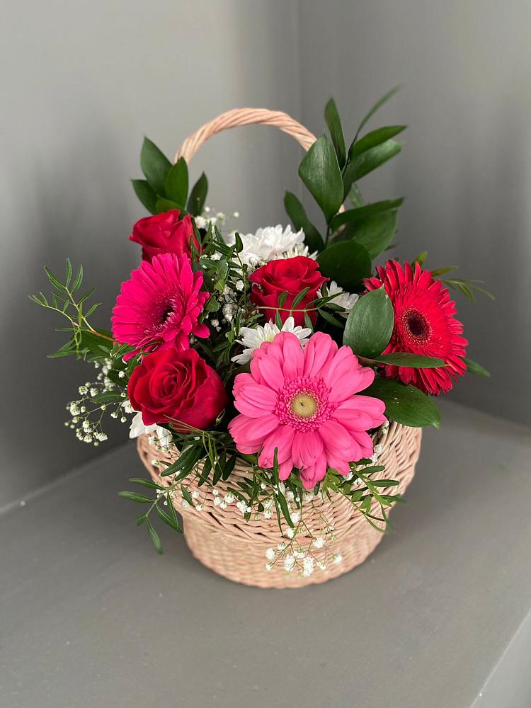 Цветочная композиция из Розы, Хризантемы и Герберы в корзине в Савостино