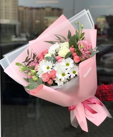 Букет цветов из: Розы, Лизиантусы и Хризантемы в Савостино